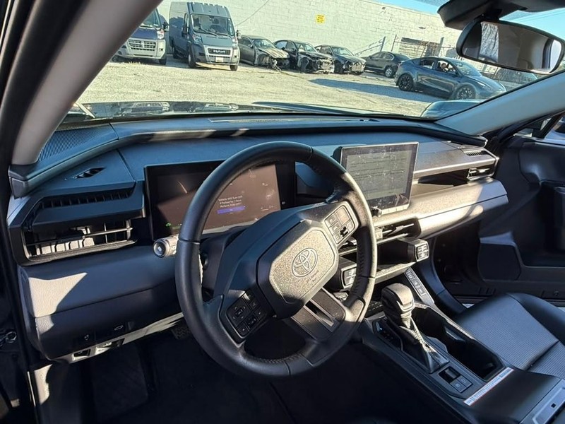 Toyota RAV4 Vehicle Full-screen Gallery Image 23