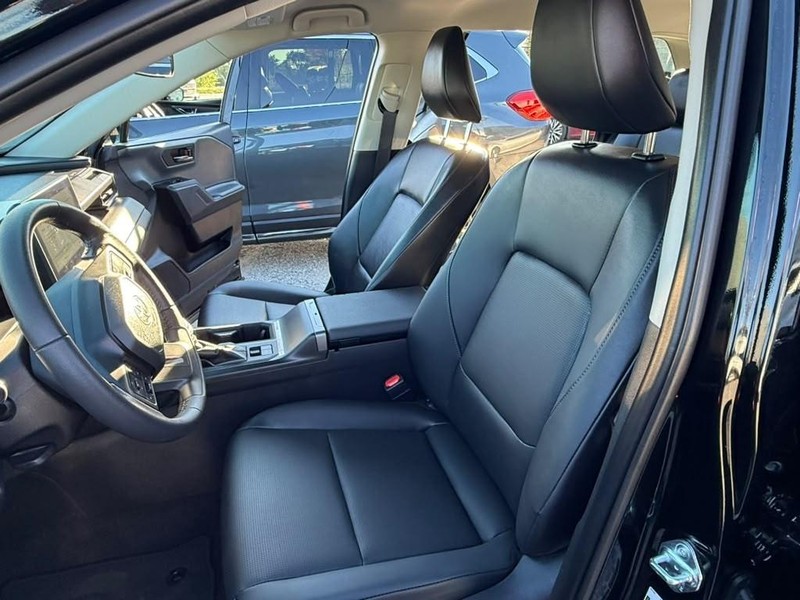 Toyota RAV4 Vehicle Full-screen Gallery Image 24