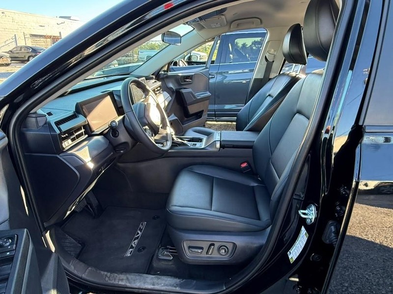 Toyota RAV4 Vehicle Full-screen Gallery Image 25