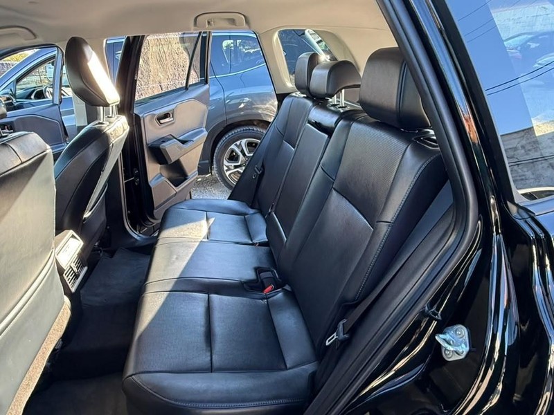 Toyota RAV4 Vehicle Full-screen Gallery Image 26