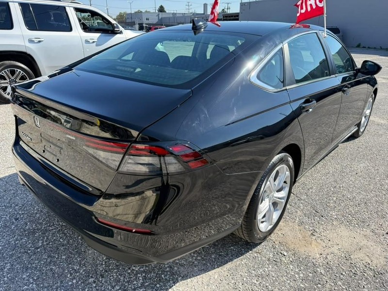 Honda Accord Sedan Vehicle Full-screen Gallery Image 6
