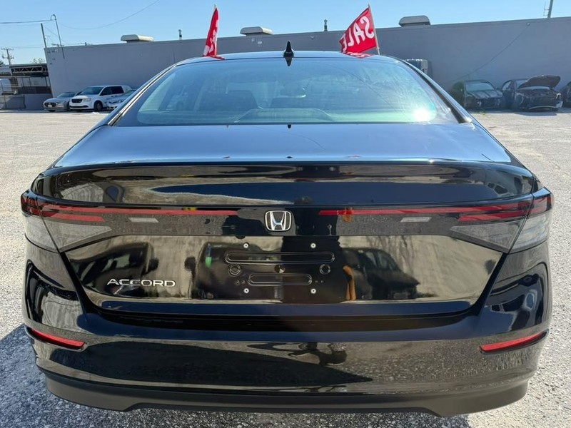 Honda Accord Sedan Vehicle Full-screen Gallery Image 9