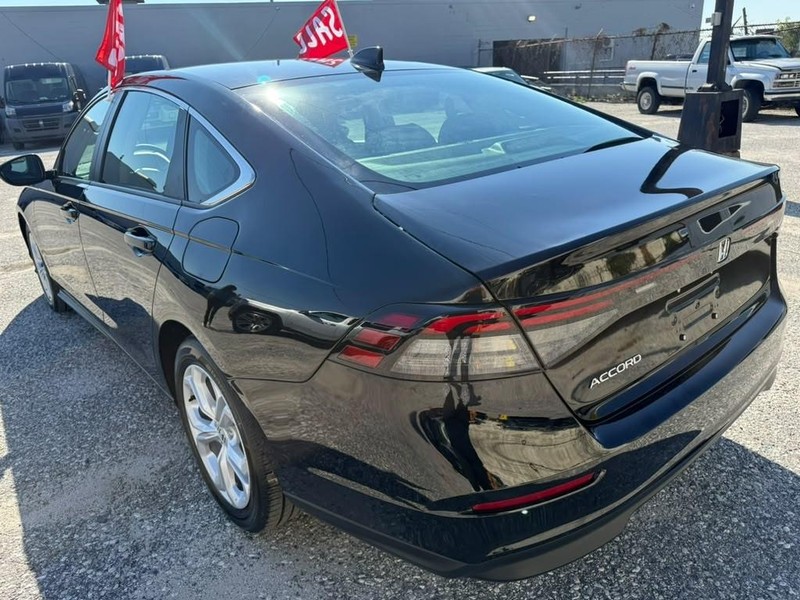 Honda Accord Sedan Vehicle Full-screen Gallery Image 11
