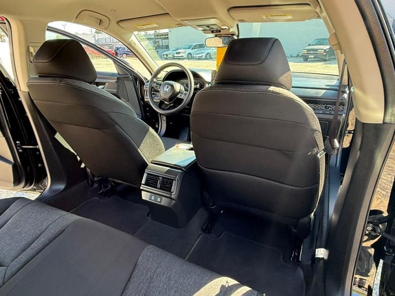 Honda Accord Sedan Vehicle Full-screen Gallery Image 14