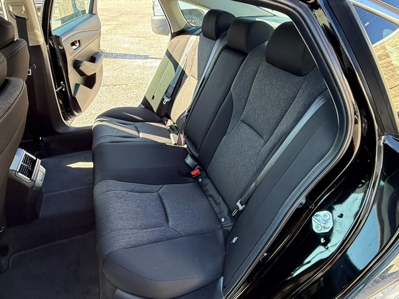 Honda Accord Sedan Vehicle Full-screen Gallery Image 19