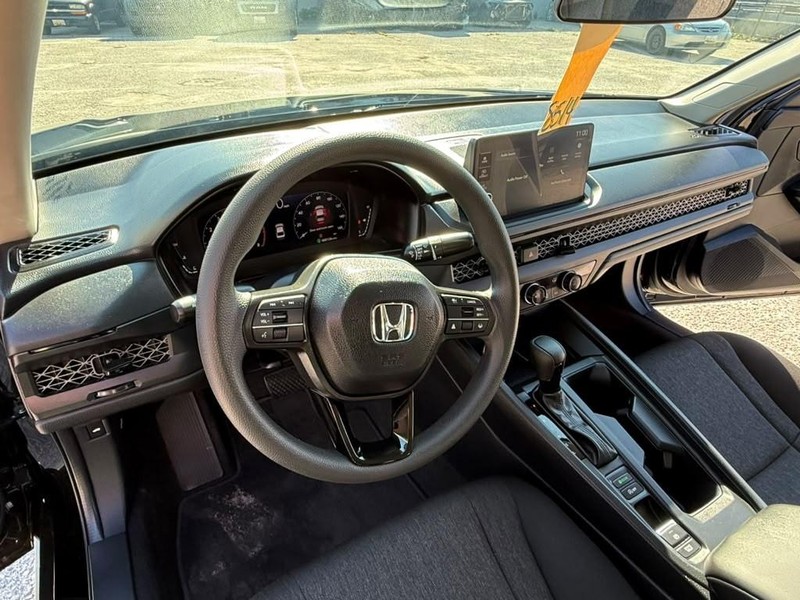 Honda Accord Sedan Vehicle Full-screen Gallery Image 21