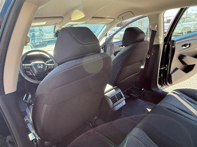 Honda Accord Sedan Vehicle Full-screen Gallery Image 22