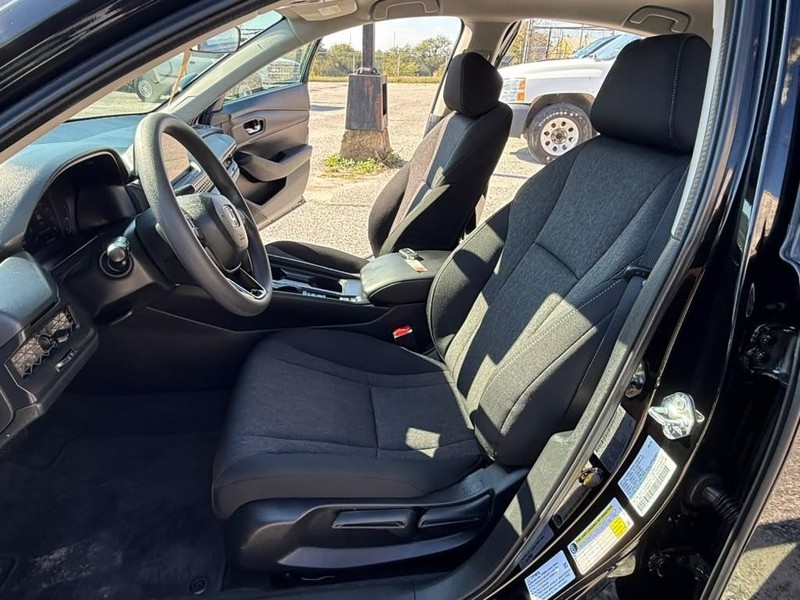 Honda Accord Sedan Vehicle Full-screen Gallery Image 23