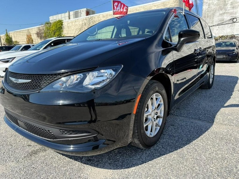 Chrysler Voyager Vehicle Full-screen Gallery Image 2