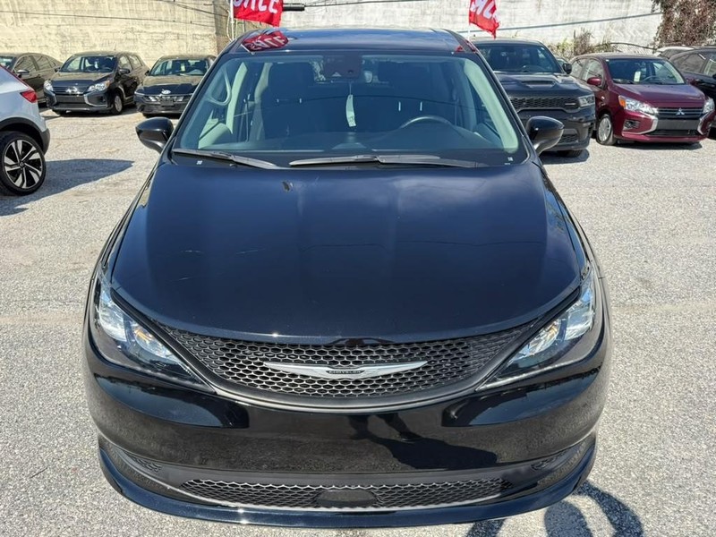 Chrysler Voyager Vehicle Full-screen Gallery Image 3