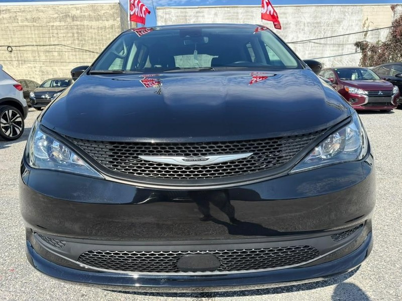 Chrysler Voyager Vehicle Full-screen Gallery Image 4