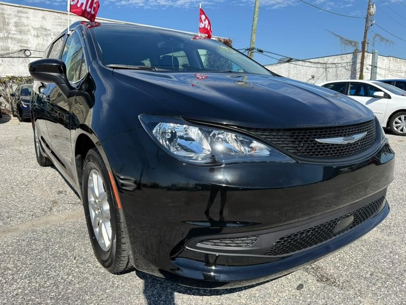 Chrysler Voyager Vehicle Full-screen Gallery Image 5