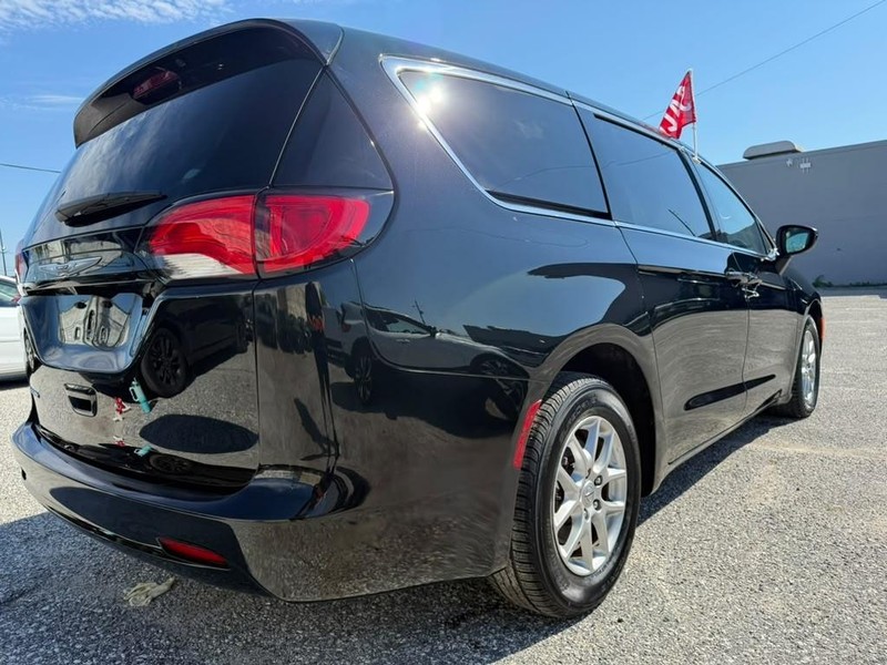 Chrysler Voyager Vehicle Full-screen Gallery Image 7