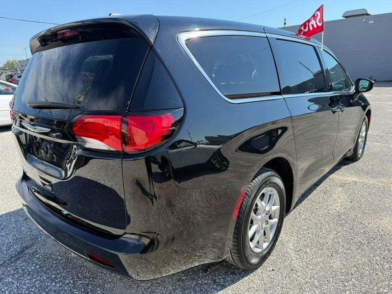 Chrysler Voyager Vehicle Full-screen Gallery Image 8