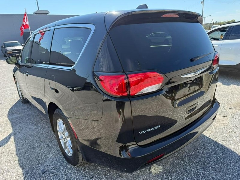 Chrysler Voyager Vehicle Full-screen Gallery Image 9