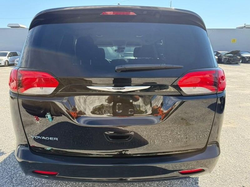 Chrysler Voyager Vehicle Full-screen Gallery Image 10