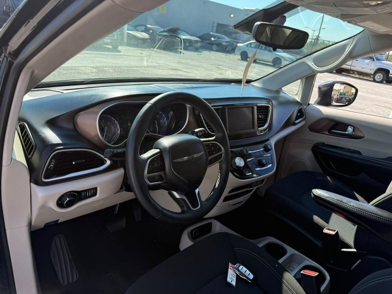 Chrysler Voyager Vehicle Full-screen Gallery Image 11