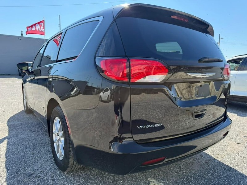 Chrysler Voyager Vehicle Full-screen Gallery Image 12