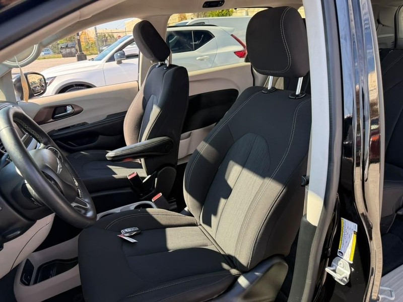 Chrysler Voyager Vehicle Full-screen Gallery Image 13