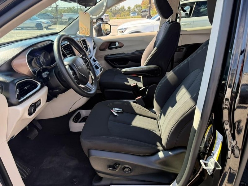 Chrysler Voyager Vehicle Full-screen Gallery Image 14