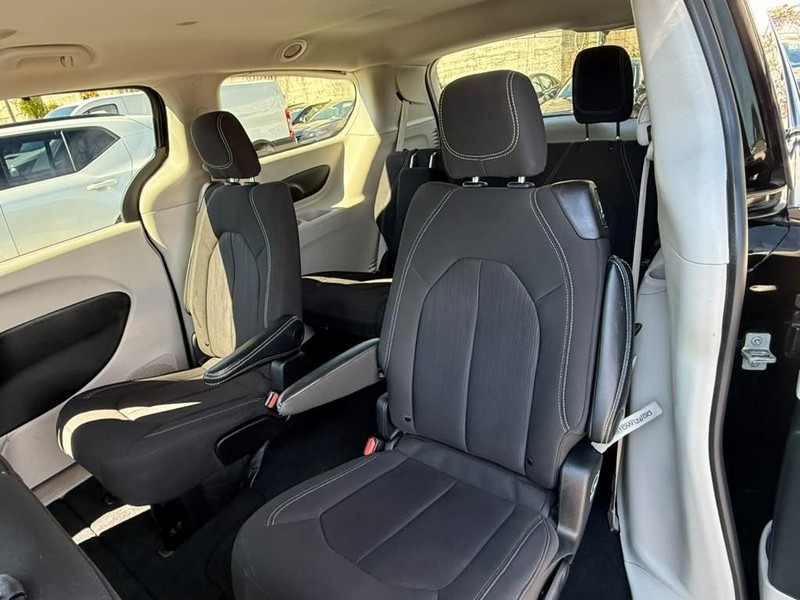 Chrysler Voyager Vehicle Full-screen Gallery Image 15