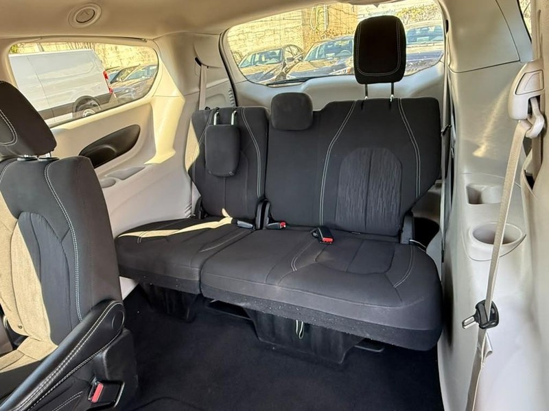 Chrysler Voyager Vehicle Full-screen Gallery Image 16