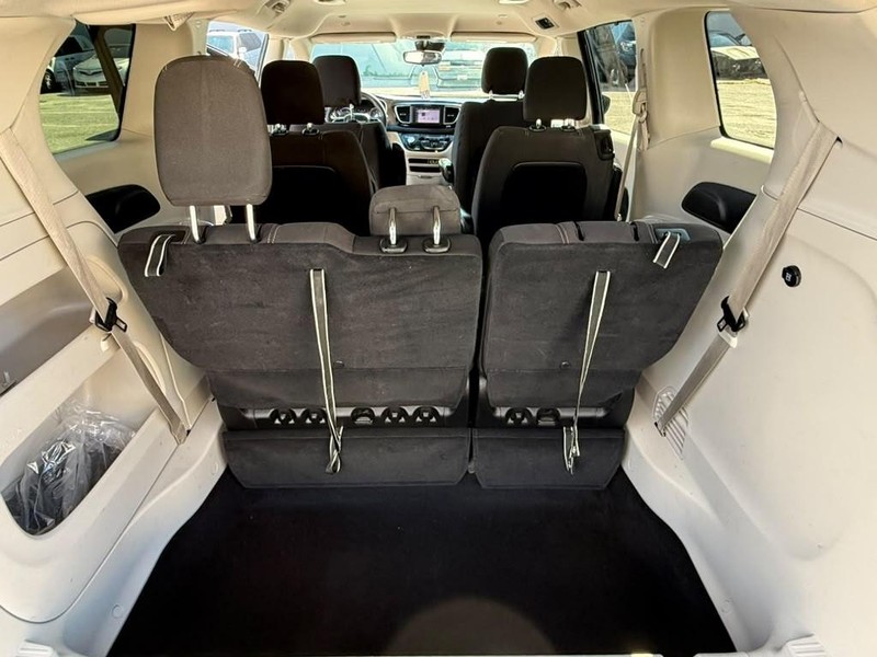 Chrysler Voyager Vehicle Full-screen Gallery Image 17