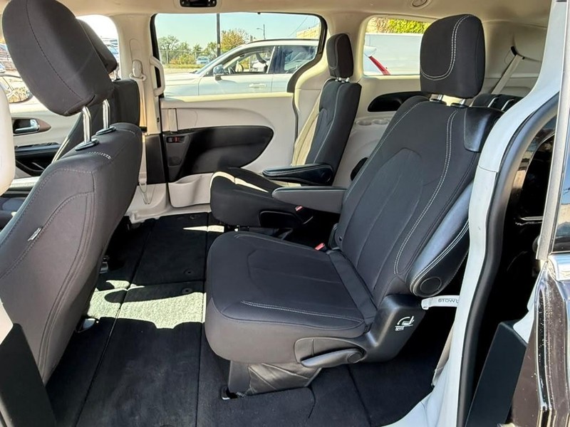 Chrysler Voyager Vehicle Full-screen Gallery Image 18