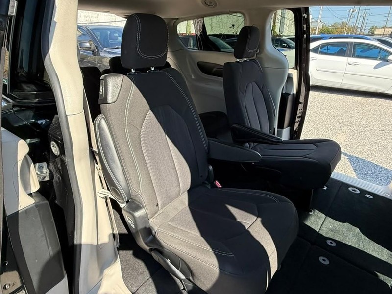 Chrysler Voyager Vehicle Full-screen Gallery Image 19