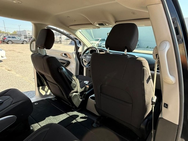 Chrysler Voyager Vehicle Full-screen Gallery Image 20