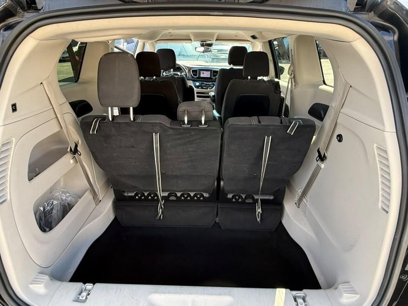 Chrysler Voyager Vehicle Full-screen Gallery Image 21