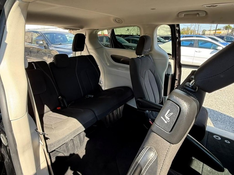 Chrysler Voyager Vehicle Full-screen Gallery Image 22