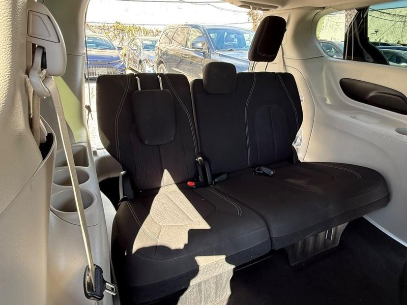 Chrysler Voyager Vehicle Full-screen Gallery Image 23