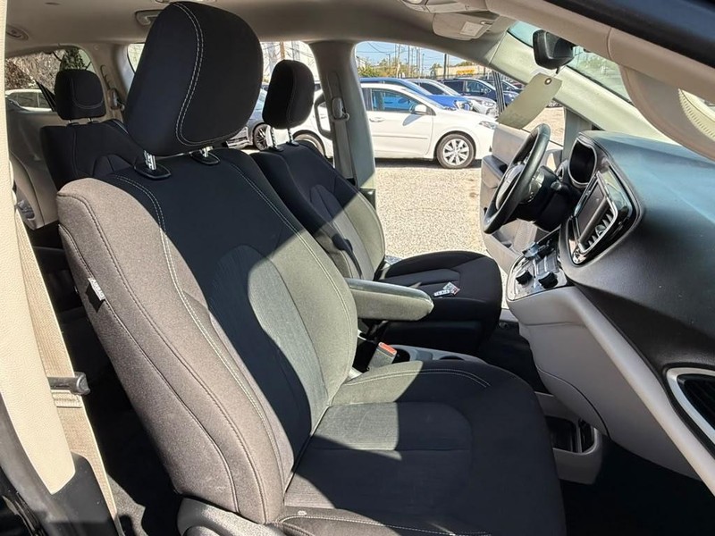 Chrysler Voyager Vehicle Full-screen Gallery Image 24