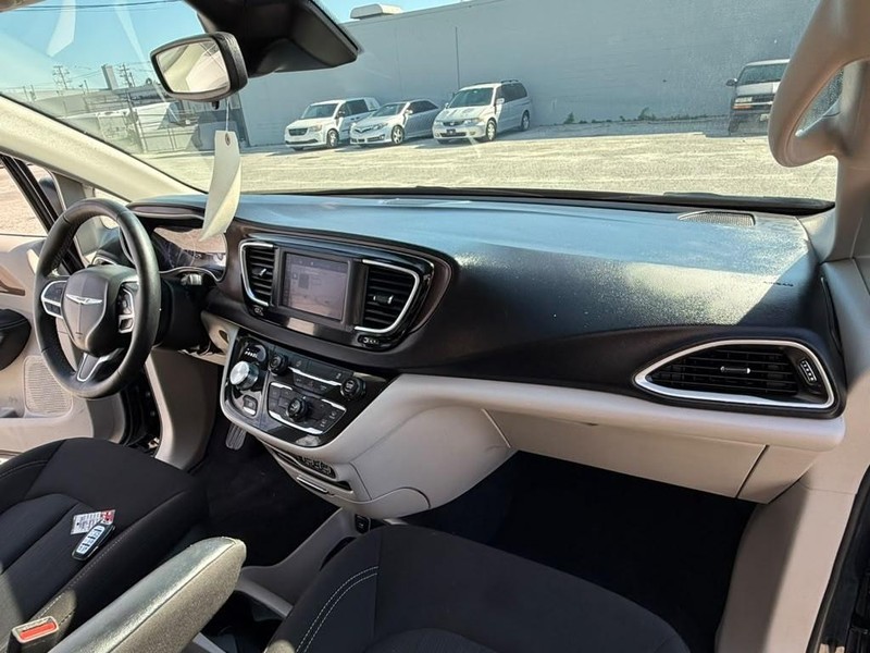 Chrysler Voyager Vehicle Full-screen Gallery Image 25