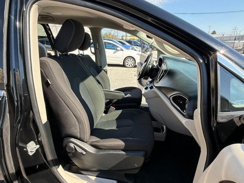 Chrysler Voyager Vehicle Full-screen Gallery Image 26