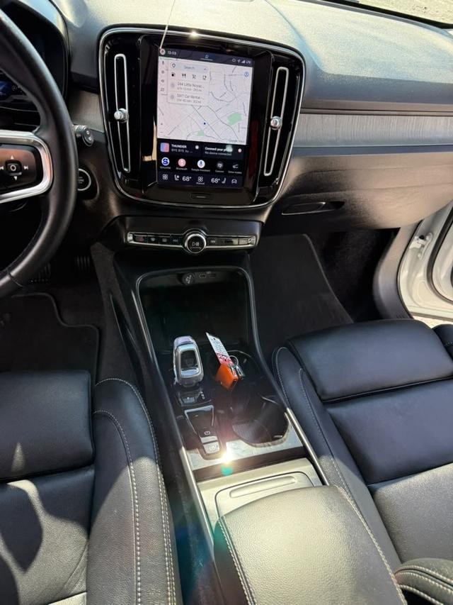 Volvo XC40 Vehicle Full-screen Gallery Image 17