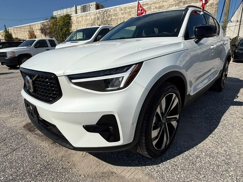 Volvo XC40 Vehicle Full-screen Gallery Image 2
