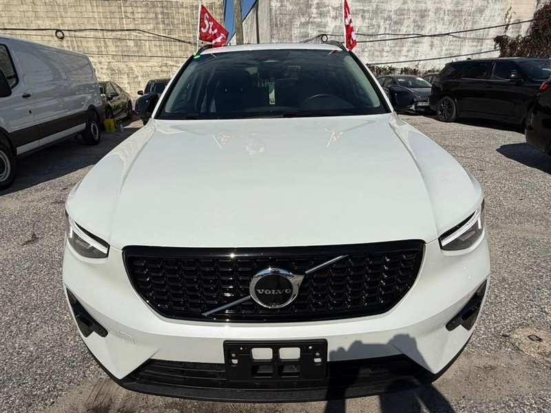 Volvo XC40 Vehicle Full-screen Gallery Image 3