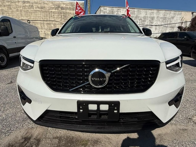 Volvo XC40 Vehicle Full-screen Gallery Image 4