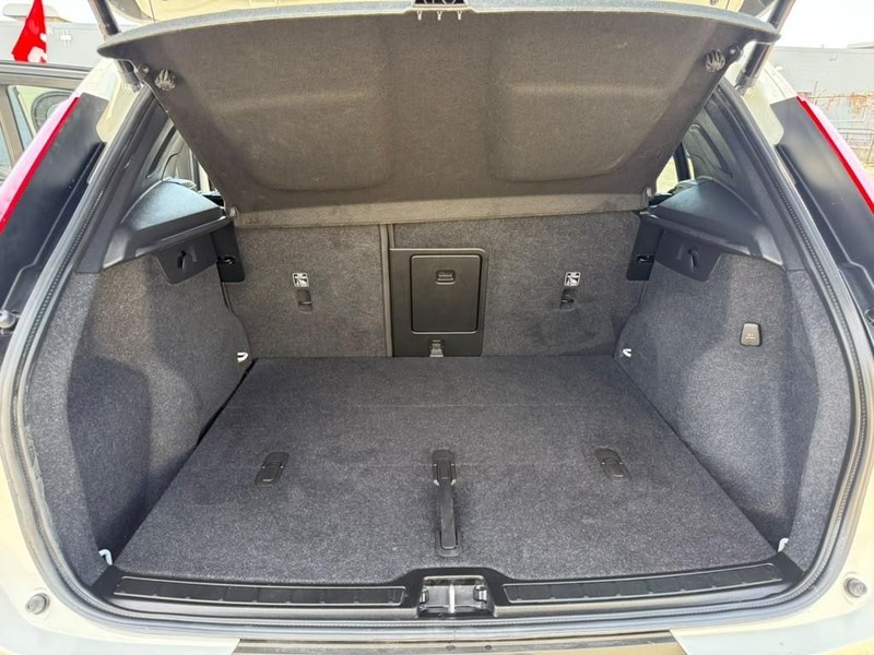 Volvo XC40 Vehicle Full-screen Gallery Image 6