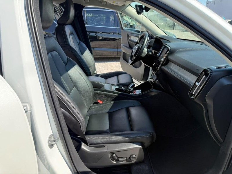 Volvo XC40 Vehicle Full-screen Gallery Image 8