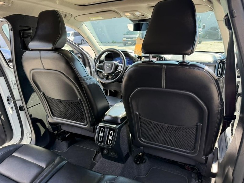 Volvo XC40 Vehicle Full-screen Gallery Image 9