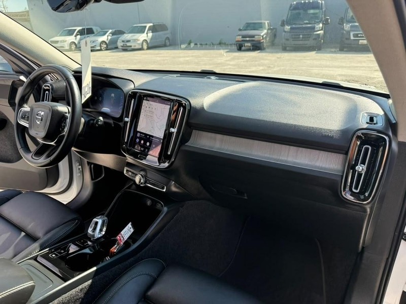 Volvo XC40 Vehicle Full-screen Gallery Image 10