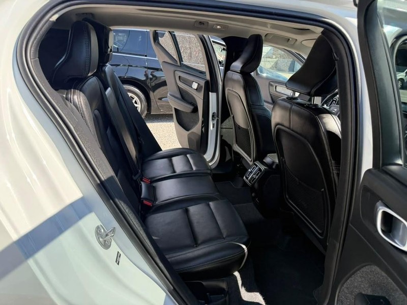 Volvo XC40 Vehicle Full-screen Gallery Image 11