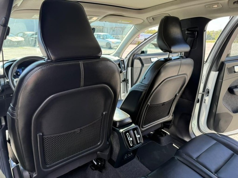 Volvo XC40 Vehicle Full-screen Gallery Image 12