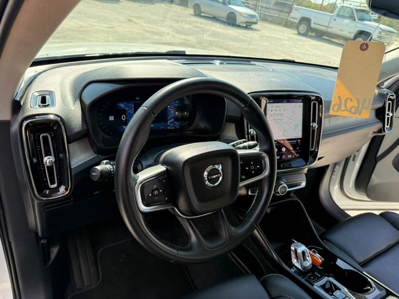 Volvo XC40 Vehicle Full-screen Gallery Image 14