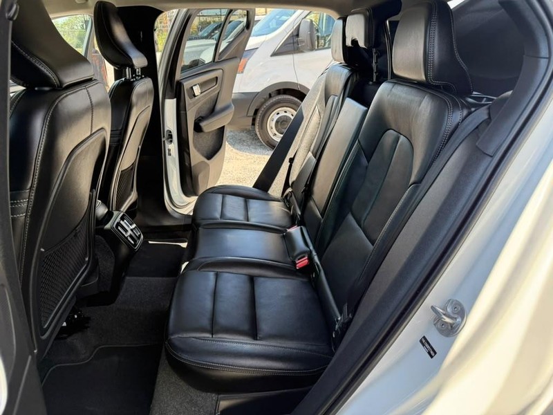 Volvo XC40 Vehicle Full-screen Gallery Image 15