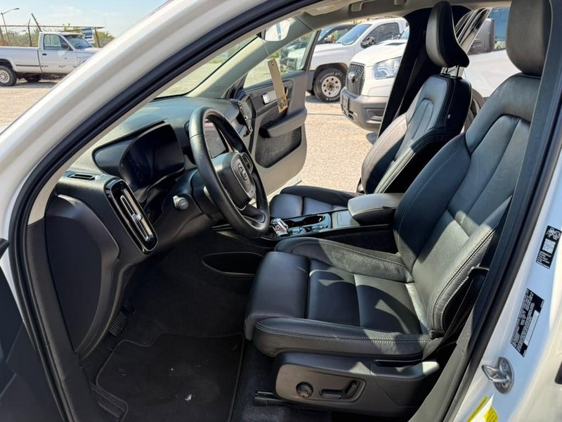 Volvo XC40 Vehicle Full-screen Gallery Image 16