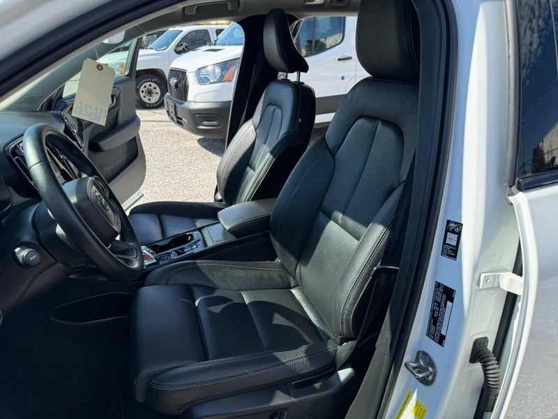Volvo XC40 Vehicle Full-screen Gallery Image 18